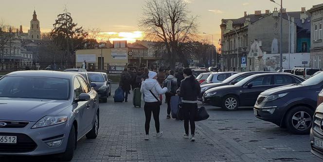 Pierwsi uchodźcy z Kijowa już w Polsce. Przyjechali pociągiem [ZDJĘCIA]