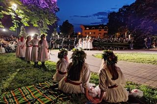 Były wianki na wodzie, muzyka ludowa i magiczna atmosfera. Za nami Noc Kupały 2025 w parku Aleksandria w Siedlcach