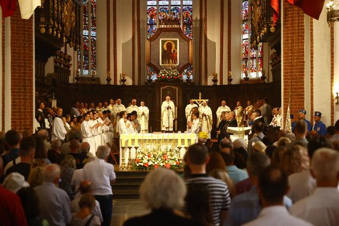 Ulicami przeszła centralna procesja Bożego Ciała. Wystrój ołtarzy nawiązuje do hasła „Wierzę w Kościół Chrystusowy”
