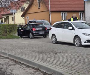 Nastolatki uderzyły w drzwi.