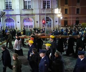 Tłumy wiernych przeszły przez stolicę. Centralną Drogę Krzyżową poprowadził kardynał Nycz