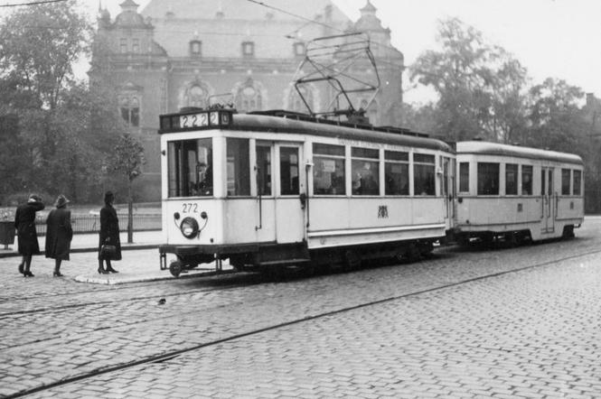 Kremowy tramwaj Ring wyprodukowany przed II Wojną Światową w Gdańsku