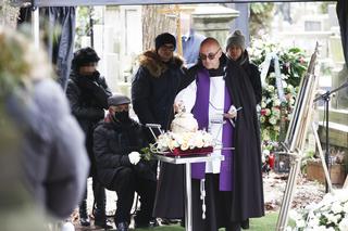 Rodzina i przyjaciele pożegnali Macieja Damięckiego. Aktor jednak  nie spoczął w Alei Zasłużonych