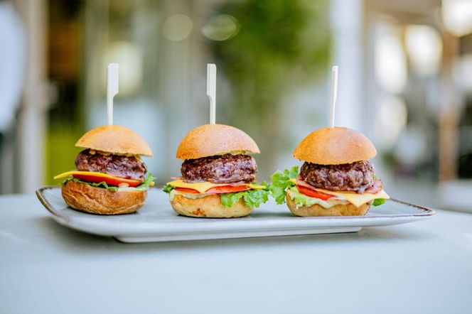 Burgery degustacyjne z Air Fryera. Przepis Pawła Lorocha na burgery na 2 kęsy