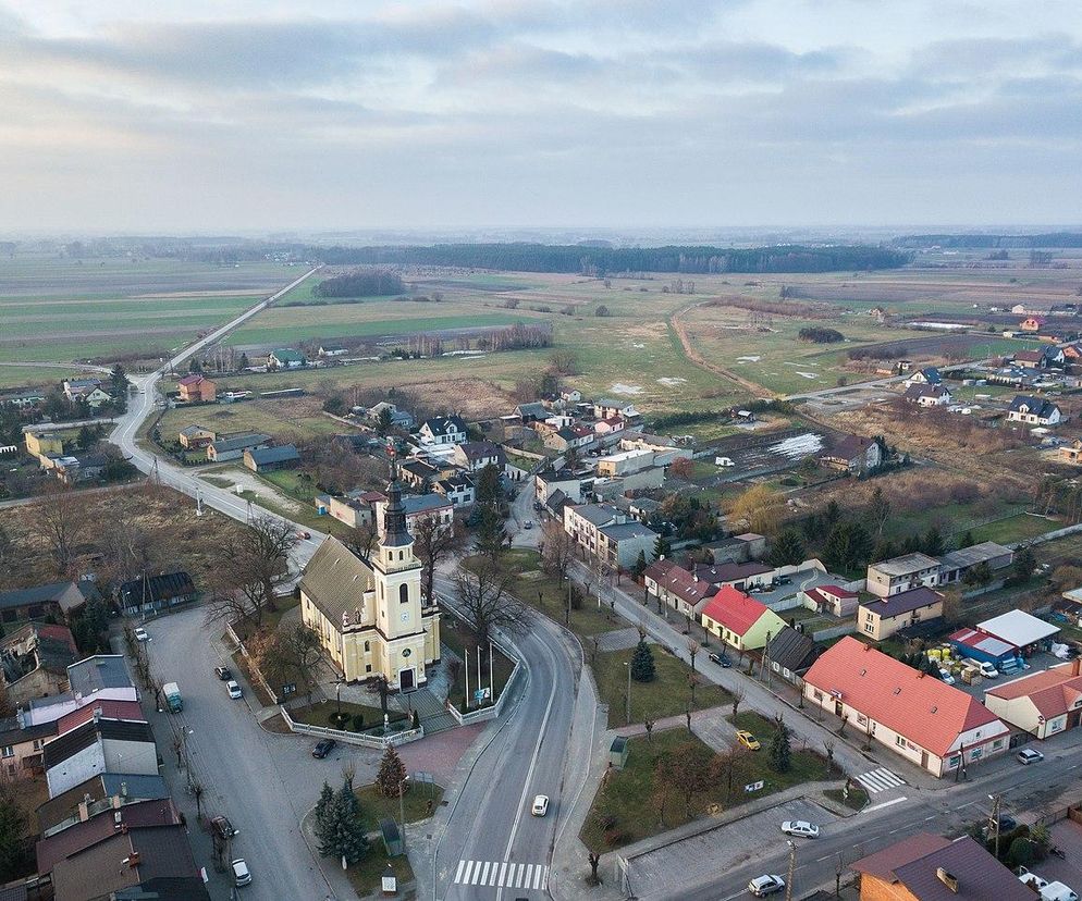 To miasteczko ma tradycję sięgającą średniowiecza. Znajdziesz tam drewniany kościółek z XVI wieku
