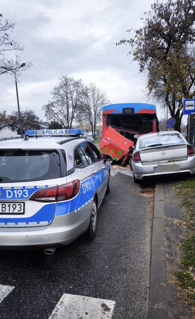 Wypadek w Puławach. 53-latek z 1,6 promila wjechał w autobus miejski