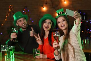 Dzień Świętego Patryka 2024. Czterolistna koniczyna i garniec złota. Skąd wzięły się te magiczne przesądy?