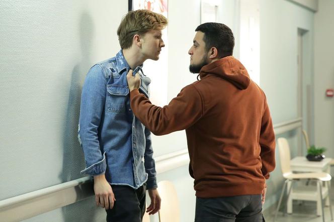 M jak miłość odc. 1504. Łukasz (Jakub Józefowicz), Igor (Ali Bahrudinov)