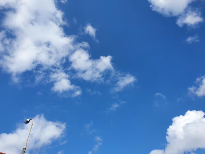 Niewiele chmur na niebie nad Toruniem