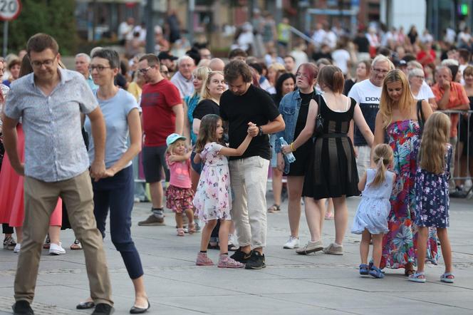 Potańcówki przed Teatrem Śląskim w Katowicach. "Roztańczony Wyspiański" porwał tłumy