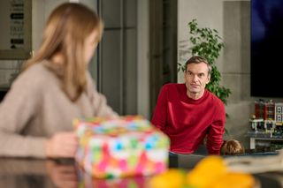 Na Wspólnej, odc. 3947. Mariusz Czerski (Mariusz Zaniewski), Ola (Marta Wierzbicka)