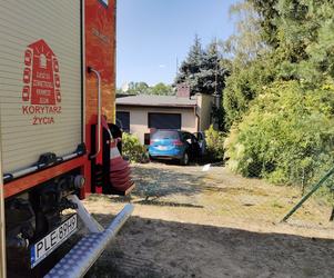 W Boszkowie samochód bez kierowcy uderzył w dom