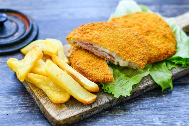 Kotlet po szwajcarsku to schabowy w luksusowej wersji. W środku czeka serowa niespodzianka