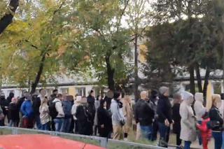 Gigantyczna kolejka przed lokalem wyborczym w Warszawie. Wije się aż za ulicę