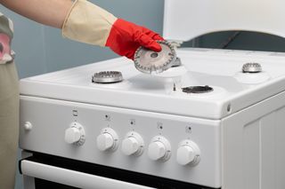 Słaby płomień w kuchence utrudnia gotowanie? To czas na wykałaczkę, drucik i akcję czyszczenia