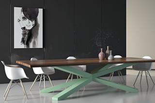 Stół z zieloną podstawą