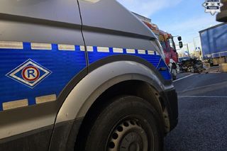 Dramatyczne sceny na DK1 w Pszczynie! 26-letni kierowca w szpitalu po zderzeniu z tirem