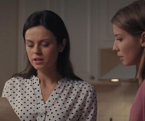   M jak miłość, odcinek 1793: Kasia i Justyna odkryją, że mają brata! Zmarła ciotka zaszła w ciążę, urodziła syna, ale matka Jana odebrała jej dziecko. Zabrała tajemnicę do grobu - ZDJĘCIA