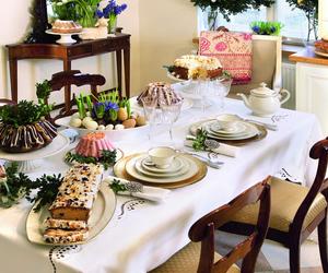 Wielkanocny stół pięknie nakryty - blisko tradycji