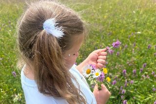 Marta Nawrocka na spacerze z córką i mężem