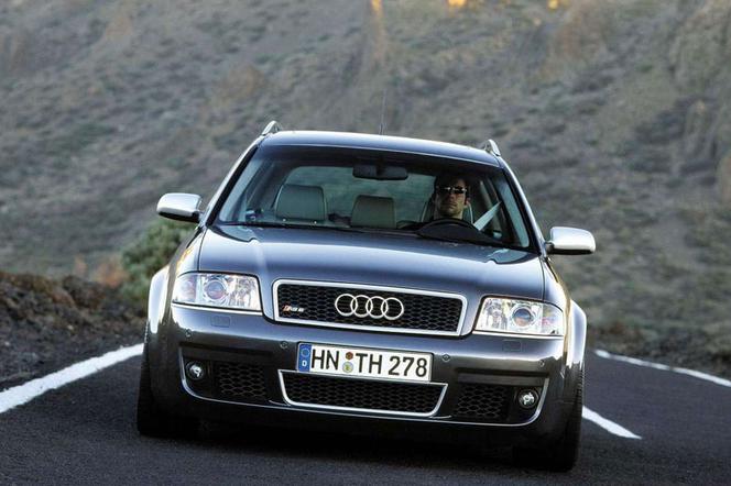 Rozbił mocne Audi RS6 Avant na płocie