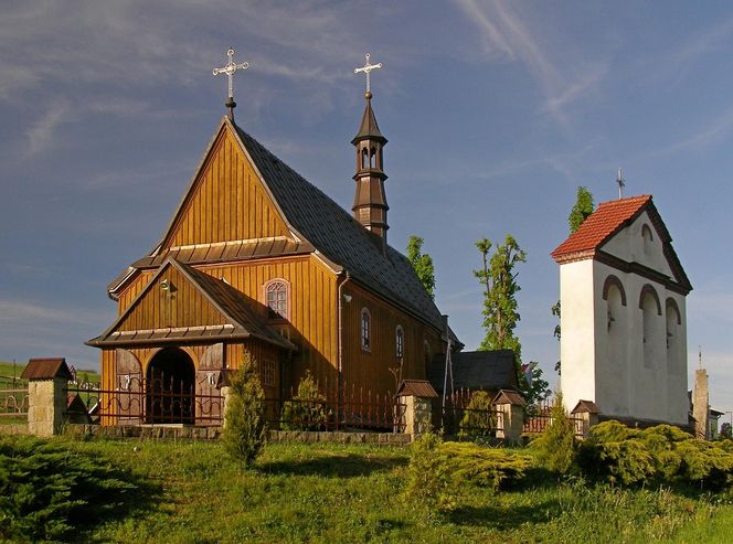 To malownicza małopolska wieś. Słynie z dzwonów poświęconych papieżowi i Maryi