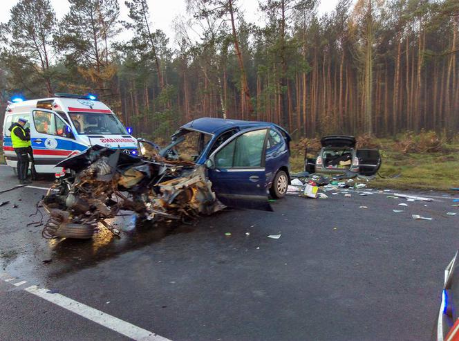 Czołowe zderzenie dwóch aut pod Bydgoszczą. Cztery osoby są ranne