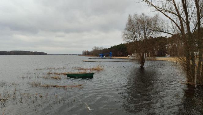 Plaża w Nowym Dębcu zalana