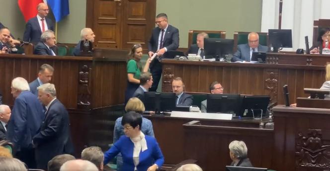 Jachira podeszła do Kaczyńskiego w Sejmie i się zaczęło! Ale draka