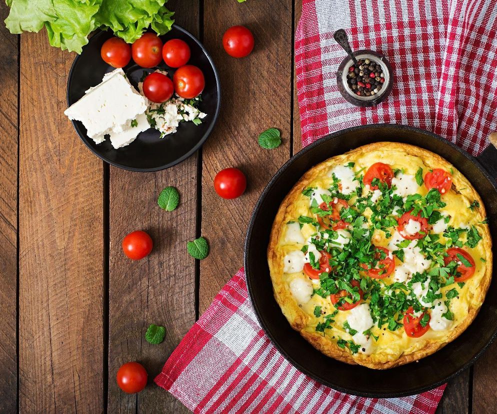 Grecki omlet z pomidorami i fetą. Idealny na śniadanie lub kolację