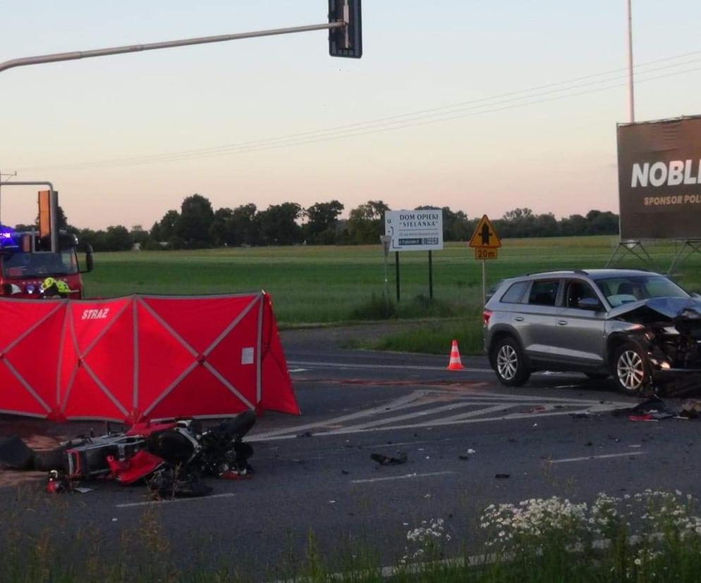 Kia roztrzaskała motocykl, kask toczył się po jezdni. Tragiczny wypadek pod Warszawą