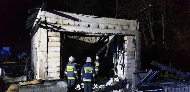 Grybów. Pożar garażu z samochodem w środku. Strażacy znaleźli jeszcze coś! 