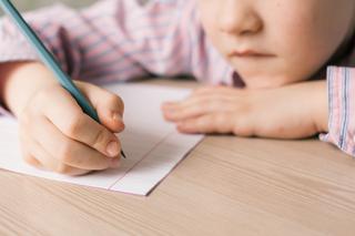 Chwyt pisarski u dzieci - obserwuj jak twoje dziecko trzyma długopis. To bardzo ważne!