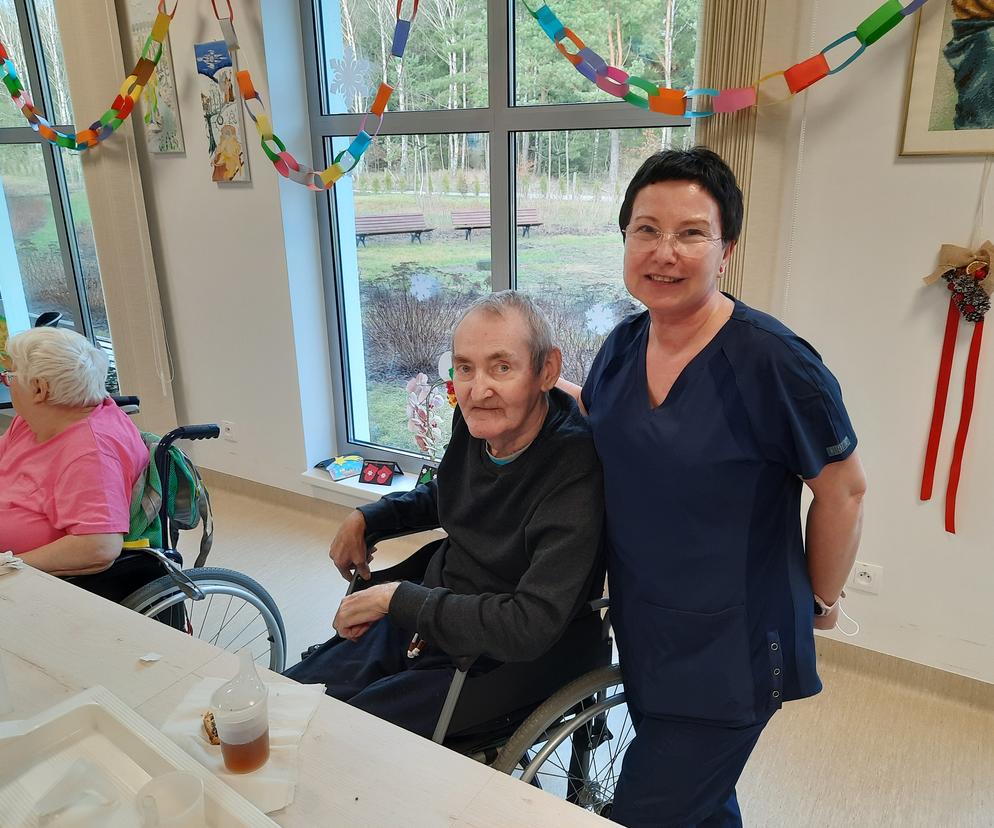 Krystyna Dąbek, pielęgniarka oddziałowa Zakładu Opiekuńczo - Leczniego i Hospicjum w Pile wraz z jednym z pacjentów