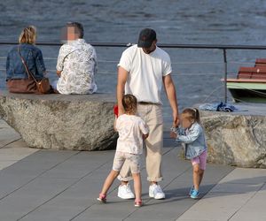 Maciej Pela z córeczkami nad Wisłą