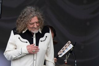 Robert Plant to jeden z najlepszych wokalistów na świecie. Oto 7 utworów Led Zeppelin, które tego dowodzą