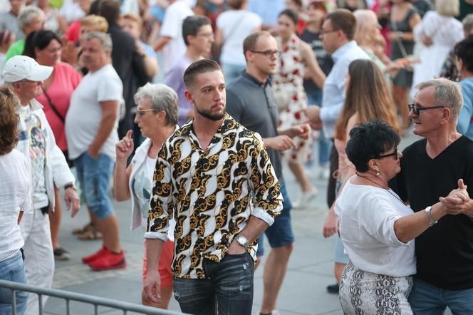 Potańcówka przed teatrem w Katowicach