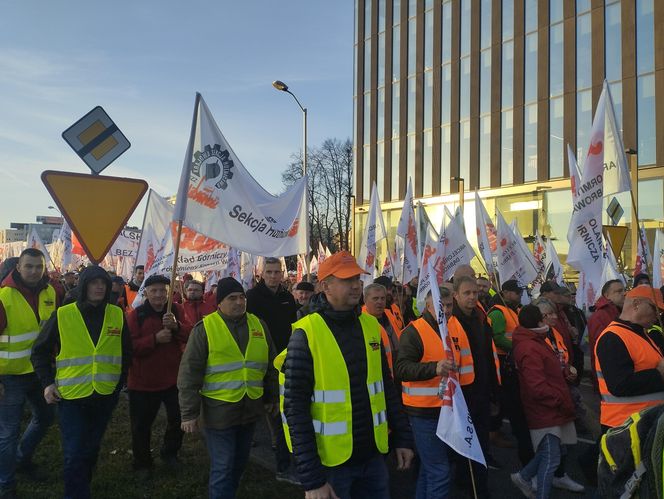 Protest w Katowicach. Tysiące związkowców na ulicach. Padły mocne słowa o „zbrodniczej ideologii”