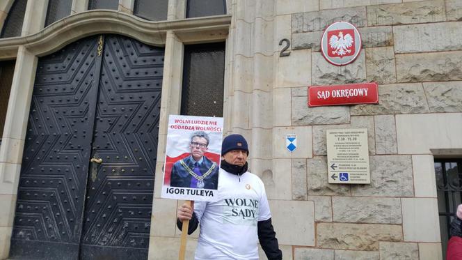 Protest przed sądem w Bydgoszczy. „Stoimy murem za niezawisłymi sędziami” 