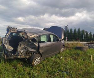 Pociąg huknął w osobowego forda! Kierowca zlekceważył znak Stop