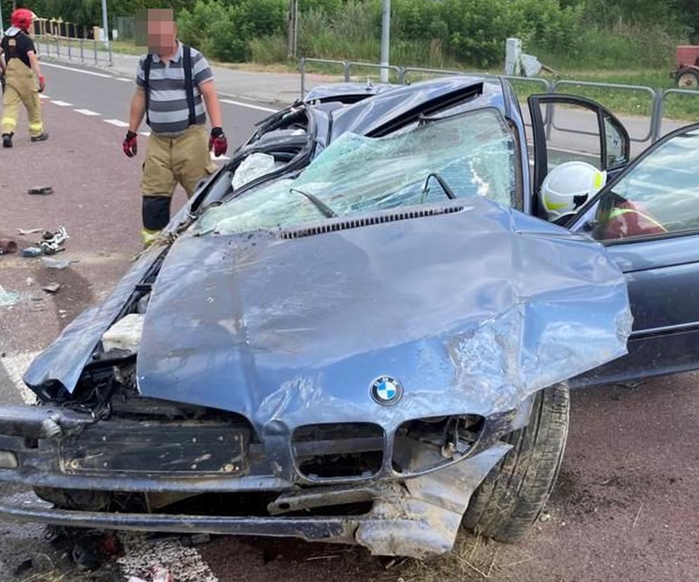 Piotrków Pierwszy: Dachowanie BMW. Młody kierowca roztrzaskał samochód po pijaku