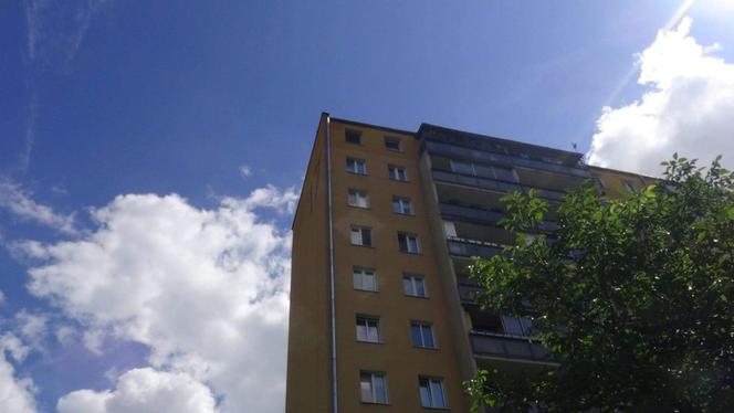 Tragedia w Ursusie. Mężczyzna spadł z 10. piętra bloku 