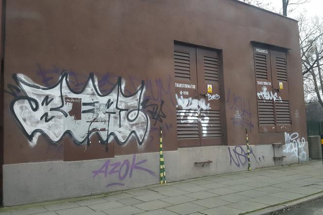 Przykładowy budynek ozdobiony nielegalnymi graffiti