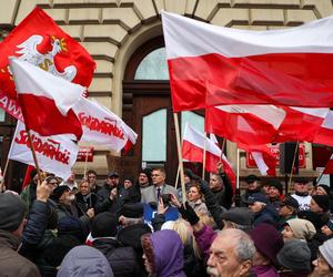 Protest w Krakowie w obronie mediów publicznych. Szokujące okrzyki wzywające do agesji i przemocy 