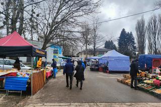 Kultowe miejsce handlu w Łodzi. Jak wygląda giełda na stadionie „Startu”?