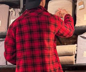 Maciej Zakościelny głaszcze kołdrę po rozwodzie