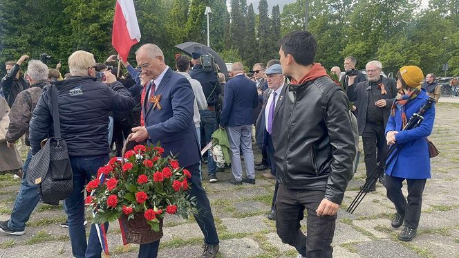 Protest na Cmentarzu Mauzoleum Żołnierzy Radzieckich w Warszawie (9.05.2025)