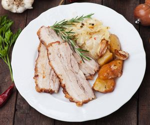 Pyszny boczek pieczony w rękawie: łatwy przepis na danie obiadowe lub wędlinę do kanapki