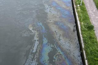 Tajemniczy wyciek w Wiśle, w rejonie mostu Grunwaldzkiego. Musiały interweniować służby