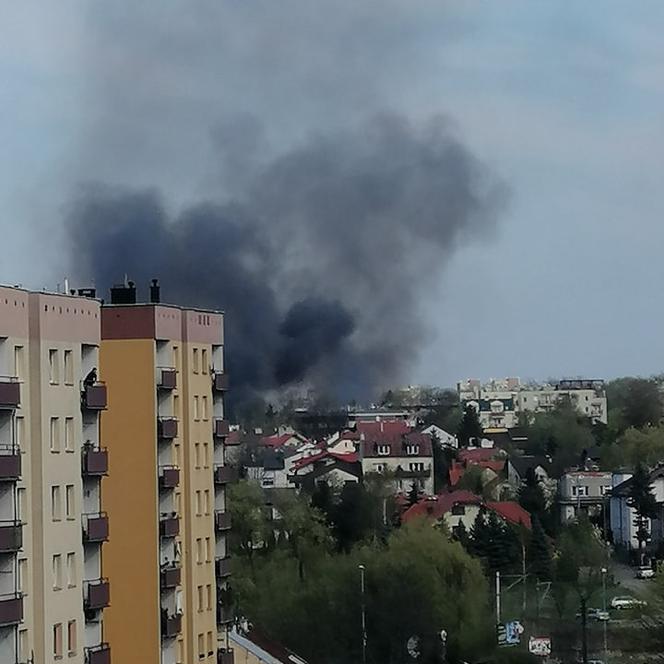 Kłęby czarnego dymu nad Krakowem. Strażacy walczą z ogniem na Puszkarskiej